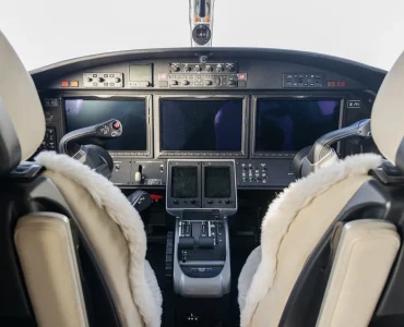 he cockpit of the Cessna Citation M2 Gen2 features a state-of-the-art avionics system with dual displays and modern controls. The sleek, ergonomic design highlights the jet's advanced technology and ensures a smooth, efficient flying experience.